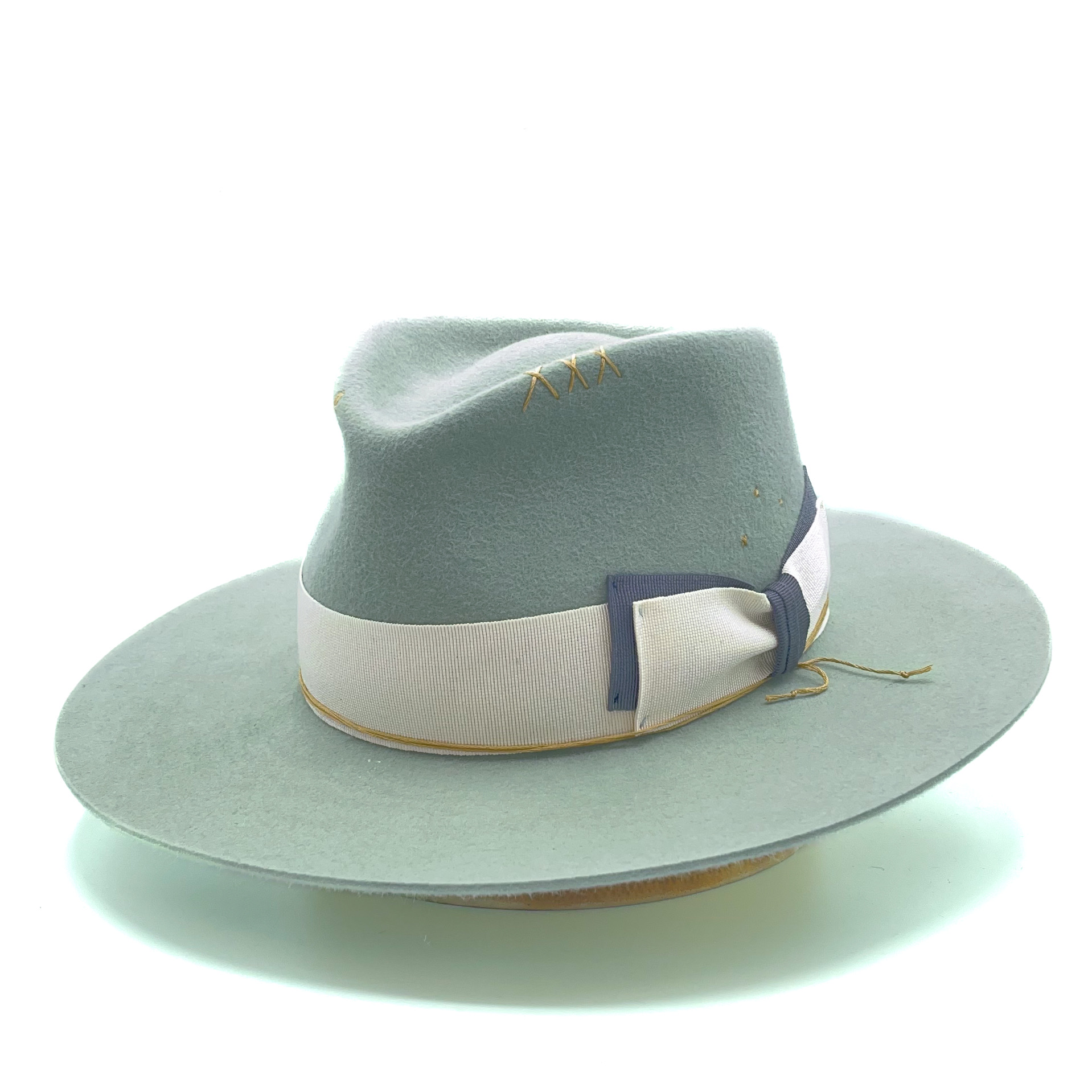 70AAE5F9-A77B-4812-83D6-60C77F0C5972 Goodbye Blue Sky - Cappello in Feltro Artigianale - immagine 1